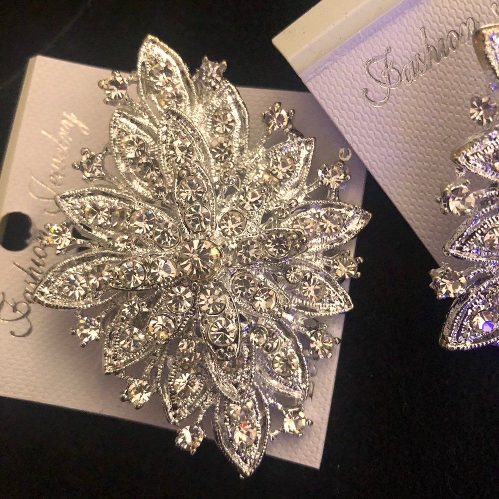 Rhinestone Pin Broach - Picture 3 of 5